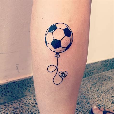 10 Tatuajes pequeños de fútbol para proclamar tu amor por el。